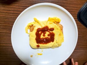 糟屋郡粕屋町の放課後等デイサービスぽらりすで、完成されたオムライス。