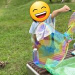 糟屋郡粕屋町駕与丁公園で女の子が巨大シャボン玉にチャレンジ