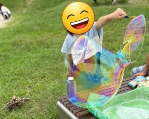 糟屋郡粕屋町駕与丁公園で女の子が巨大シャボン玉にチャレンジ