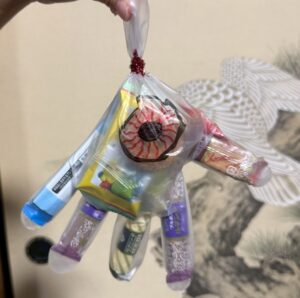 糟屋郡粕屋町の放デイぽらりすのハロウィンイベントで、お菓子詰めをした手袋が完成。