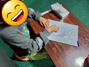 糟屋郡粕屋町の放デイぽらりすのハロウィンイベントで、お菓子詰めをする作業中。