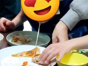 ピザを食べてチーズがのびている写真