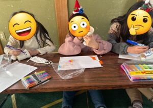 ぽらりすでクラッカーづくりに取り組む三人のこどもたち