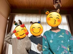 トナカイに変装する子ども