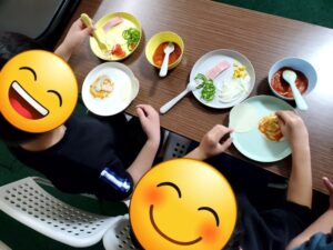 ピザにいろいろな具材を乗せる写真