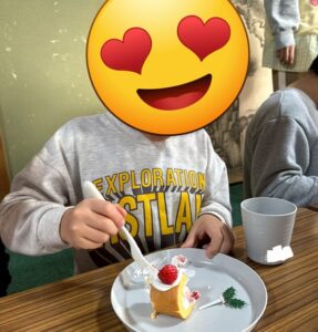 クリスマス会のケーキを食べるぽらりすの子ども
