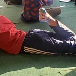 西日が差す大部屋に寝転んで、気持ちよさそうな子ども。