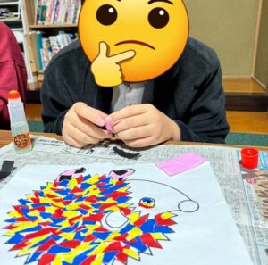 放課後等デイサービスぽらりすのお子様が苦しみながらも貼り絵を続ける様子