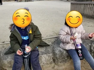 糟屋郡宇美町にある宇美八幡宮にて子安もちを食べる子どもたち