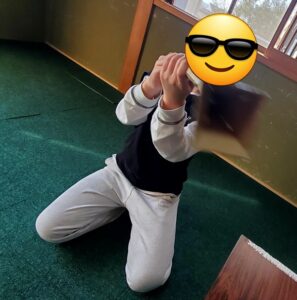 子どもが段ボール工作でつくった銃をこちらに向けている