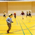 糟屋郡志免町の体育館で、マラソンする子どもたち。