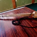 段ボール工作でつくった銃身の長い銃で、銃口がラッパ状に広がっている。すごい。