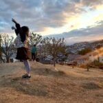 シーメイトの子ども公園横にある丘で、お子様が夕陽に背を向けている写真。