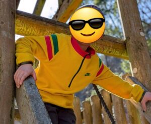 放課後等デイサービスぽらりすで糟屋郡宇美町の四王寺県民の森公園へ行き、そこで鬼ごっこで遊ぶ子ども。