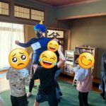 放課後等デイサービスぽらりすに節分なので出現した鬼が、豆を投げつけられ痛がる。