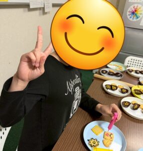 放課後等デイサービスぽらりすで、バレンタインお菓子作りをしているお子様。