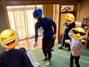 放課後等デイサービスぽらりすに出現した青鬼が子ども達から豆を投げつけられる。