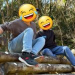 放課後等デイサービスぽらりすのカリキュラム「公園へ行こう」で、糟屋郡宇美町の四王寺県民の森公園へ行き、二人で鬼が来るのを待っている子ども達。