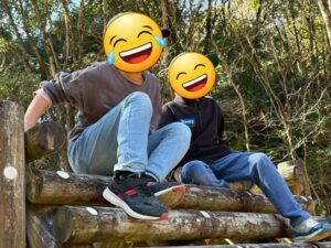 放課後等デイサービスぽらりすのカリキュラム「公園へ行こう」で、糟屋郡宇美町の四王寺県民の森公園へ行き、二人で鬼が来るのを待っている子ども達。