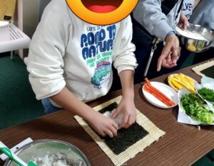 ぽらりすで巻きずしを製作中。