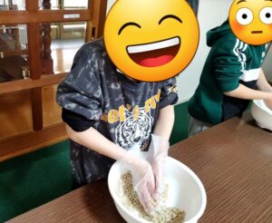 味噌づくりで塩切をしている子ども