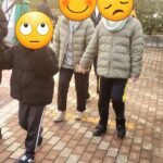 放課後等デイサービスぽらりすでの避難訓練で、2列になって避難する様子。