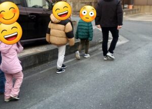 放課後等デイサービスぽらりすで行った避難訓練で、職員と一緒に避難をする様子。