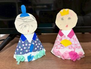 放課後等デイサービスぽらりすで、特別な支援が必要なお子様がつくった可愛い顔したお内裏様とお雛様。