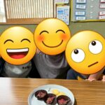 放課後等デイサービスぽらりすで、バレンタインお菓子作りをして、それを食べるところ。