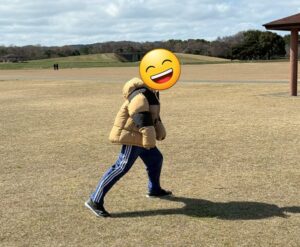 海の中道海浜公園の広場で思いっきり走りまわる子ども