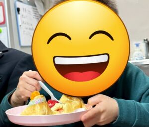 放課後等デイサービスぽらりすで提供されたクレープを食べるお子様。