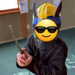 放課後等デイサービスぽらりすの自由工作でつくった作品を着て、暴れまわるお子様。