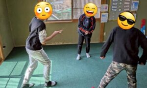 放課後等デイサービスぽらりすの大部屋で、三人のお子様がダンスや奇怪な動きを真似し合っている。