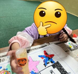 放課後等デイサービスぽらりすで、ものづくり教室「貼り絵」に取り組む子ども。