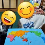 ぽらりすのお兄ちゃんが、年下の子どものパズルを手伝い、二人で完成させてピース。