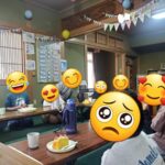 ぽらりすの送る会で卒業生を囲んでいる様子。