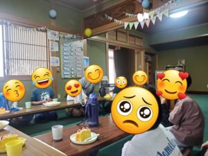 ぽらりすの送る会で卒業生を囲んでいる様子。