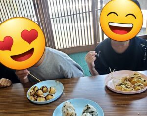 放課後等デイサービスぽらりすでたこ焼きを実食する子ども。