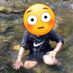 糟屋郡篠栗町の鳴淵ダムの下流の川につかって、気持ちよさそうにするお子様