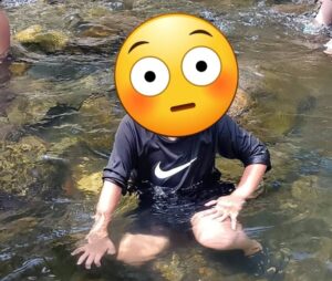 糟屋郡篠栗町の鳴淵ダムの下流の川につかって、気持ちよさそうにするお子様